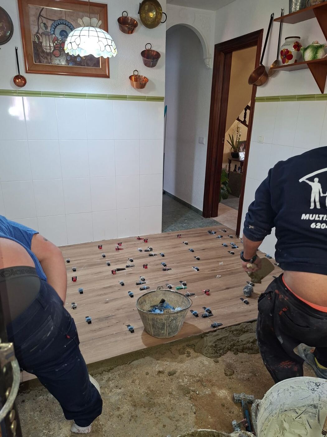 Equipo de Multiservicios Antonio León realizando alicatado de cocina en Córdoba