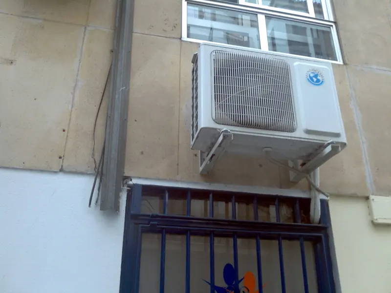Unidad exterior de climatización instalada en Córdoba
