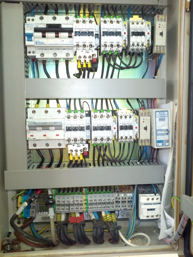 Electricista trabajando en Córdoba