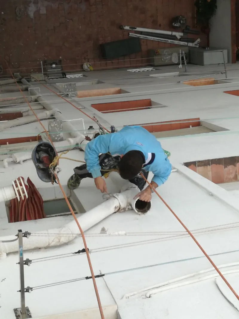 Trabajo vertical con cuerdas en fachada de Córdoba